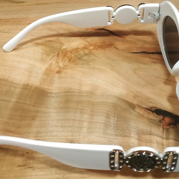 Oval Retro White and Black Sunglasses - Picture 3 of 5